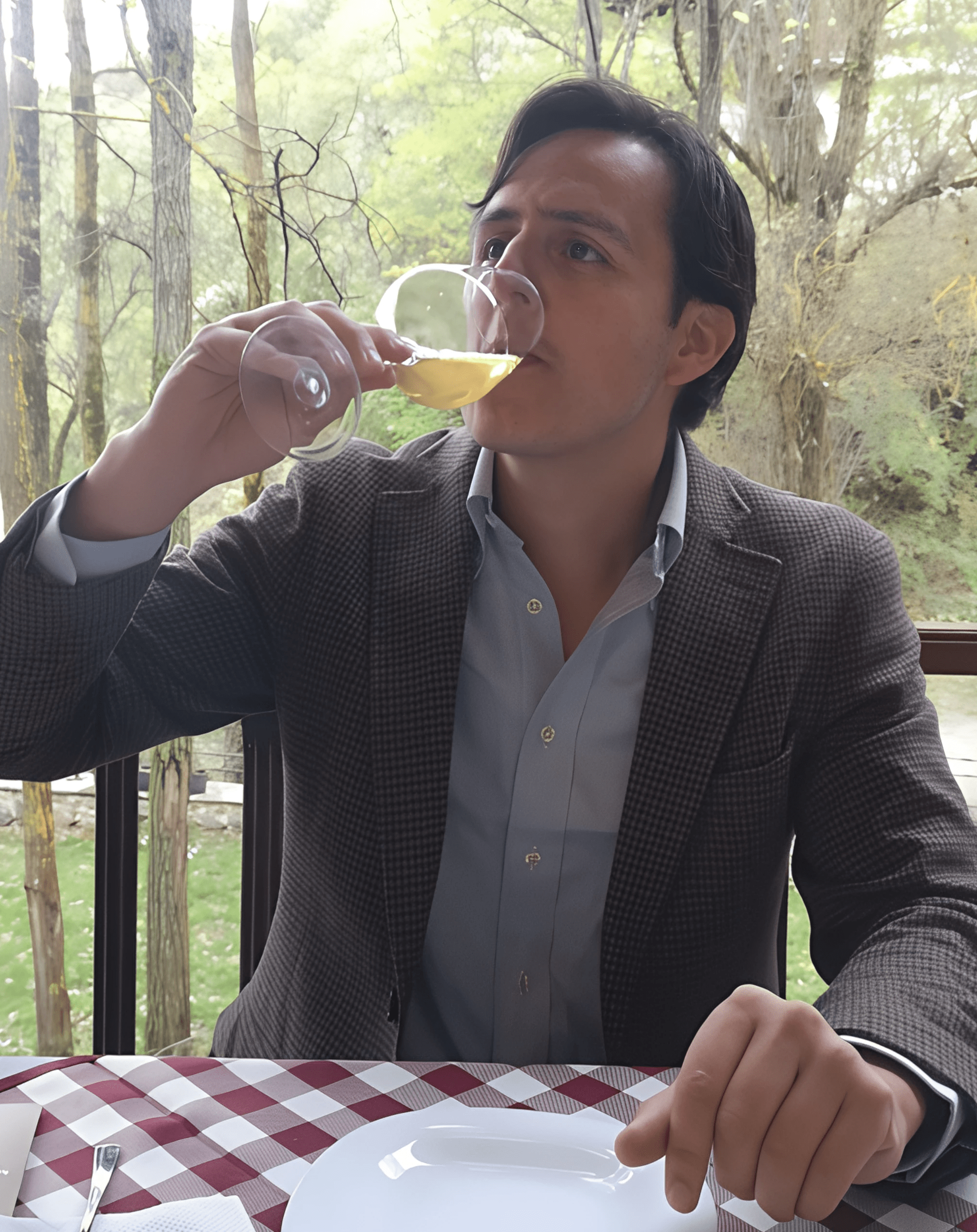 Miguel Ceja disfrutando una copa de vino mientras reflexiona sobre cómo hacer los negocios más simples y efectivos en El Socio del Mundo