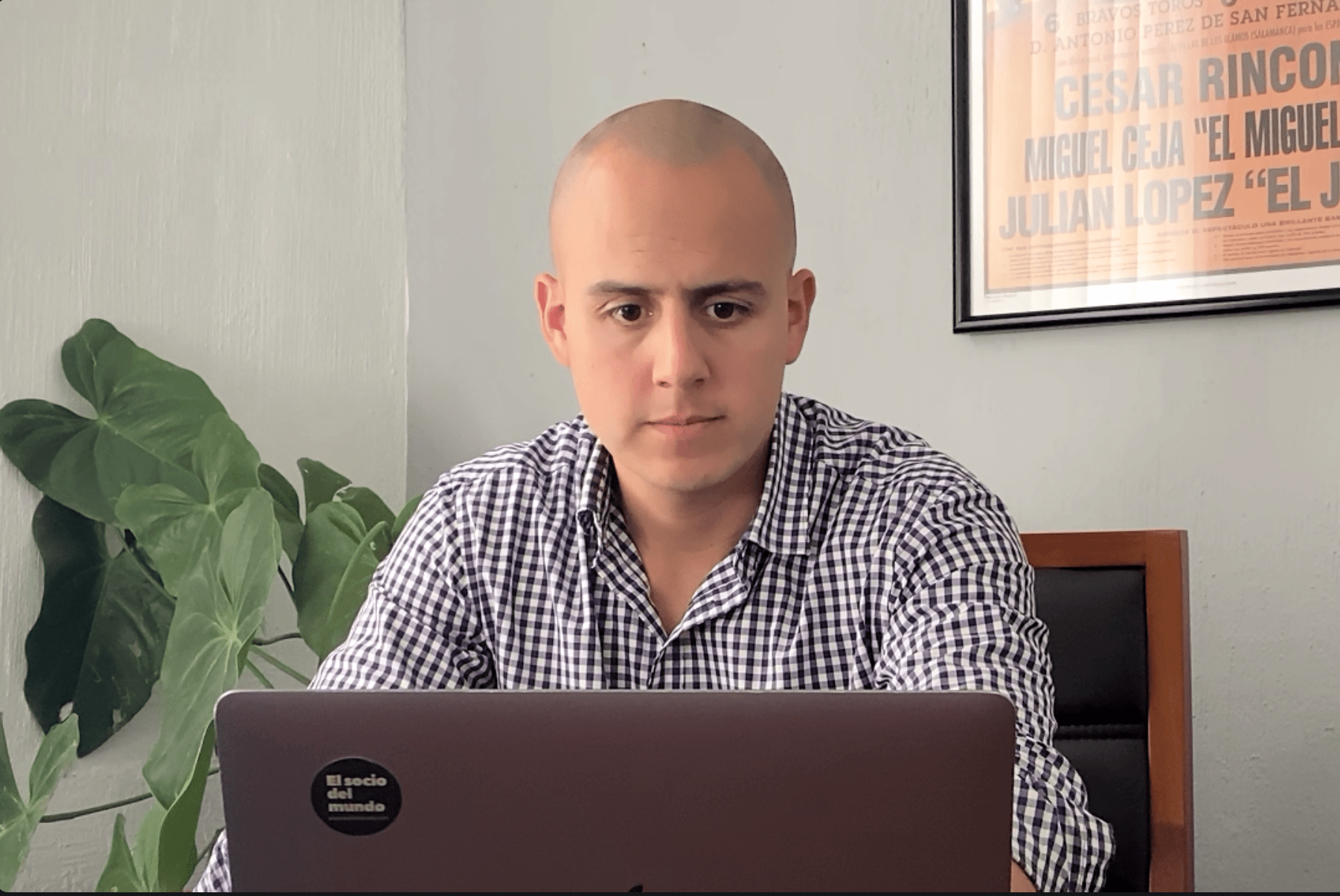 Miguel Ceja trabajando desde su laptop organizando un CRM en Notion, enfocado y relajado, demostrando lo fácil que puede ser mantener el control de los clientes con las herramientas correctas.