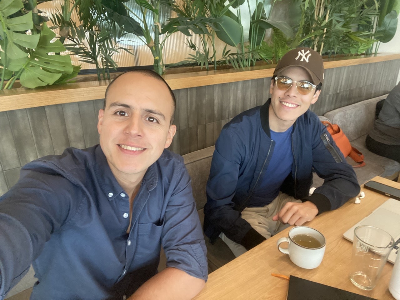 Hermanos emprendedores creando una empresa de asesoría financiera con el método SOCIO.